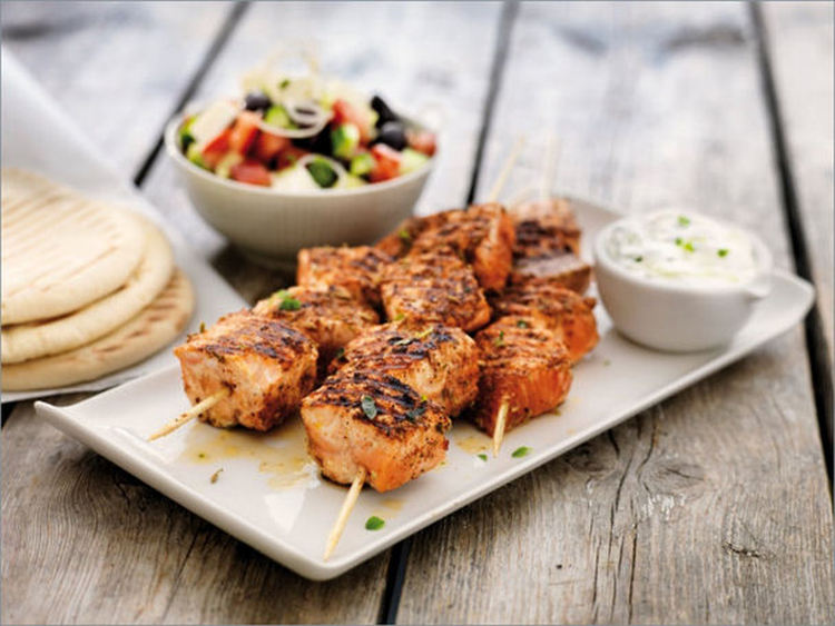 Plat casher, Recette cashere :Brochette de saumon de Norvège et sa salade grecque